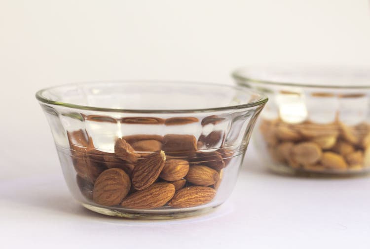 can dogs eat almonds